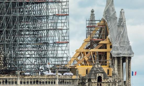 Vista de los trabajos de consolidación en la fachada de la Catedral de Notre Dame, este miércoles en París, Francia. EFE