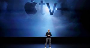 El CEO de Apple, Tim Cook, anunciando los nuevos productos de la empresa en la sede del gigante tecnológico en Cupertino, California, 25/3/19. (AP Foto/Tony Avelar).