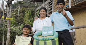 Ganadores. Vicentina Phocco y Pablo Mamani cultivan café desde 1995 en los valles de Sandia, en la región Puno.