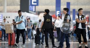 El aeropuerto internacional de Hong Kong tuvo interrupciones en los vuelos en los últimos dos días debido a la protesta de miles de manifestantes locales que buscan reformas democráticas en el territorio.