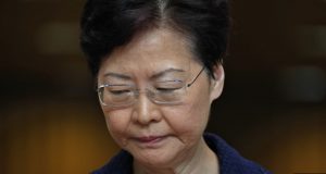 La líder de Hong Kong, Carrie Lam, dijo el martes que está dispuesta a iniciar un diálogo con los residentes del territorio semiautónomo chino con el fin de frenar las protestas.