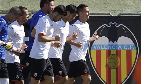 Los jugadores del Valencia, durante un entrenamiento. EFE/Archivo