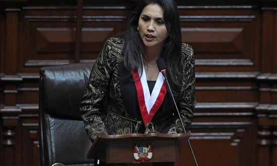 Fotografía cedida por la agencia oficial Andina de la congresista oficialista Ana María Solórzano hablando en el Congreso de Perú en Lima, este 26 de julio de 2014, donde fue elegida presidenta del órgano legislativo para el período 2014-2015. EFE