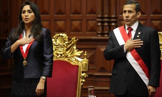 El presidente de Perú Ollanta Humala (d) y la presidenta del Congreso peruano Ana María Solórzano (i) cantan el himno nacional antes del tradicional discurso presidencial anual ante el Congreso en Lima (Perú). EFE