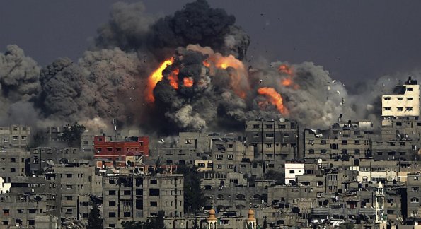 fotografia-de-una-explosion-durante-un-ataque-aereo-israeli-en-el-barrio-tuffah-al-este-de-la-ciudad-de-gaza-city-_595_324_1116250