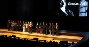 Edgard Saba, director del Festival de Cine de Lima (c) da las palabras de bienvenida y el reconocimiento póstumo al actor peruano Aristótoles Picho en la ceremonia de inauguración del Festival de Cine de Lima. EFE
