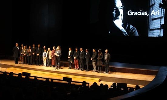 Edgard Saba, director del Festival de Cine de Lima (c) da las palabras de bienvenida y el reconocimiento póstumo al actor peruano Aristótoles Picho en la ceremonia de inauguración del Festival de Cine de Lima. EFE