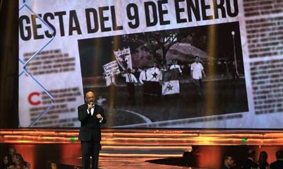 El cantautor panameño Omar Alfano se presenta en la gala en conmemoración del 100 aniversario de la puesta en marcha de las operaciones del Canal de Panamá en Ciudad de Panamá. EFE