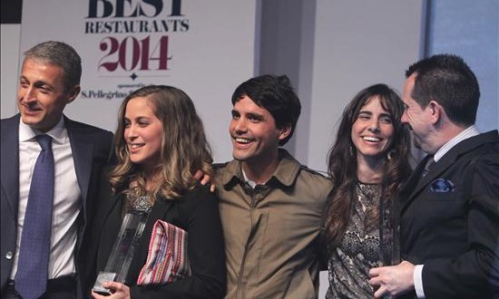 El chef peruano Virgilio Martínez (c) del restaurante "Central" celebra después de que su restaurante fuera elegido como el mejor de Latinoamérica durante la segunda edición de la premiación realizada por la revista británica Restaurant, en Lima (Perú). EFE