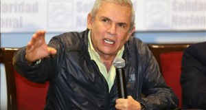 El candidato Luis Castañeda Lossio, ofrece una rueda de prensa luego de conocer los resultados a pie de urna hoy, 5 de octubre de 2014, en Lima. EFE