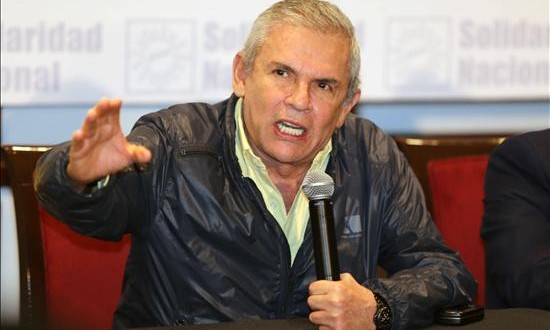 El candidato Luis Castañeda Lossio, ofrece una rueda de prensa luego de conocer los resultados a pie de urna hoy, 5 de octubre de 2014, en Lima. EFE