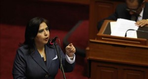 La presidenta del Consejo de Ministros, Ana Jara, pidió a la Fiscalía y a los jueces en su cuenta de la red social de Twitter que se tenga en cuenta que Roberto Torres, alcalde de Chiclayo, no se entregó a las autoridades. EFE/Archivo