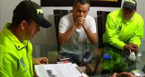 Santos afirma que Orellana será entregado a Perú "entre hoy y mañana"
Fotografía cedida por la Policía Nacional de Colombia del empresario peruano Rodolfo Orellana (c), mientras es detenido, luego de permanecer prófugo de la justicia de su país donde se le acusaba de dirigir una red criminal de narcotráfico en Cali (Colombia). EFE