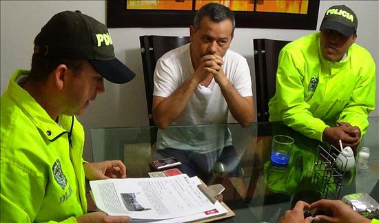 Santos afirma que Orellana será entregado a Perú "entre hoy y mañana"
Fotografía cedida por la Policía Nacional de Colombia del empresario peruano Rodolfo Orellana (c), mientras es detenido, luego de permanecer prófugo de la justicia de su país donde se le acusaba de dirigir una red criminal de narcotráfico en Cali (Colombia). EFE