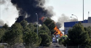 Dos griegos y ocho franceses murieron en accidente de avión militar en España
Dos pilotos han fallecido y otras diez personas han resultado heridas -seis de gravedad- al estrellarse un avión F-16 griego en la base aérea de Los Llanos (Albacete). EFE