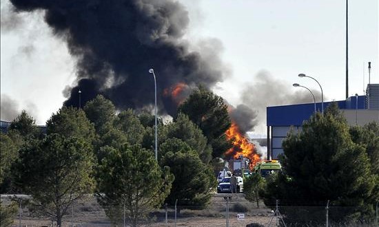 Dos griegos y ocho franceses murieron en accidente de avión militar en España
Dos pilotos han fallecido y otras diez personas han resultado heridas -seis de gravedad- al estrellarse un avión F-16 griego en la base aérea de Los Llanos (Albacete). EFE