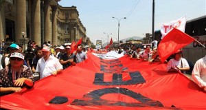 El Congreso de Perú deroga la polémica Ley Laboral Juvenil 
Manifestantes marchan por la calles del centro histórico de Lima hoy, lunes 26 de enero de 2015, en dirección al Congreso. EFE