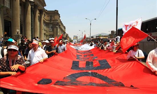 El Congreso de Perú deroga la polémica Ley Laboral Juvenil 
Manifestantes marchan por la calles del centro histórico de Lima hoy, lunes 26 de enero de 2015, en dirección al Congreso. EFE
