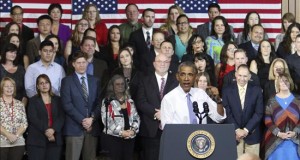 Obama propone que los dos primeros años de "community college" sean gratuitos
El presidente de Estados Unidos, Barack Obama, expone los detalles de su última acción ejecutiva, con la que busca reducir la cuota anual de los seguros hipotecarios y beneficiar así a las familias "solventes", durante una visita al Central High School de Phoenix, Arizona, Estados Unidos, hoy, jueves 8 de enero de 2015. EFE