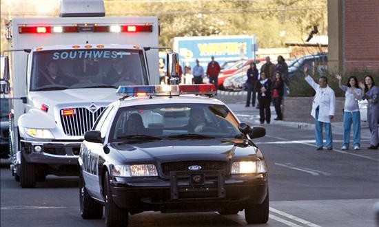 Muere anciana de 80 años tras accidente con camioneta de indocumentados
Vista de una ambulancia que translada los restos de la anciana que murió en el accidente. EFE/POOL