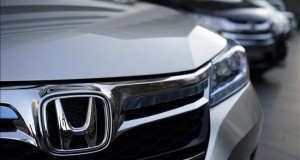 EE.UU. llama a revisión 2,1 millones de vehículos por fallos en el airbag
Vista de un vehículo de Honda. EFE/Archivo