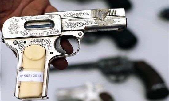 Menor de 3 años hiere a sus padres tras disparo accidental con una pistola
De acuerdo a la policía de Albuquerque, el niño encontró una pistola automática de 9 milímetros en el bolso de su madre Monique Villescas, sacó el arma y rápidamente efectuó un disparo, hiriendo a sus dos progenitores. EFE/Archivo