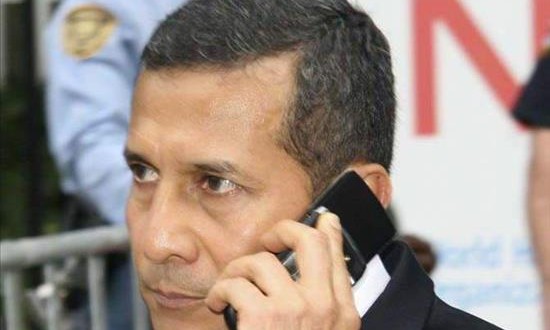 Humala cambia a cinco ministros de Estado tras el pedido de la oposición
En la imagen un registro del presidente de Perú, Ollanta Humala, quien modificó su gabinete ministerial con el nombramiento de cinco nuevos jefe de las carteras de Interior, Energía, Justicia, de la Mujer y Trabajo. EFE/Archivo