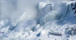 Nueva York tirita de frío por una tormenta que afecta a otras zonas de EEUU
Las Cataratas de Niágara en la frontera entre Nueva York y Canadá, hoy 20 de febrero de 2015.(Estados Unidos). EFE/EPA