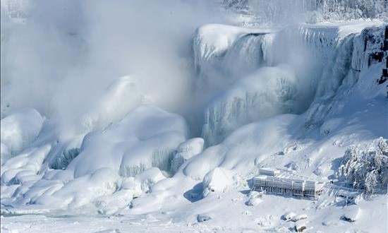Nueva York tirita de frío por una tormenta que afecta a otras zonas de EEUU
Las Cataratas de Niágara en la frontera entre Nueva York y Canadá, hoy 20 de febrero de 2015.(Estados Unidos). EFE/EPA
