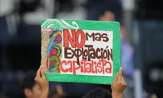 Trasladan de hospital a 18 heridos de la protesta contra Pluspetrol en Perú
Vista de un cartel durante un plantón de colectivos civiles el pasado 12 de febrero frente a las oficinas de la petrolera Pluspetrol en Lima (Perú), en apoyo a las protestas de los pobladores de la ciudad selvática de Pichanaki. EFE/Archivo