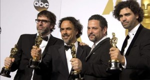 Los Óscar, demasiado liberales y mexicanos para los conservadores
El cineasta mexicano Alejandro González Iñárritu (2i), los guionistas argentinos Nicolas Giacobone (i) y Armando Bo (d), y el guionista estadounidense Alexander Dinelaris (2d), posan en la sala de prensa tras finalizar la ceremonia de la 87 edición de los Óscar que tuvo lugar ayer en el teatro Dolby de Hollywood (California). EFE