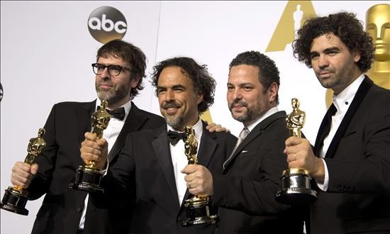 Los Óscar, demasiado liberales y mexicanos para los conservadores
El cineasta mexicano Alejandro González Iñárritu (2i), los guionistas argentinos Nicolas Giacobone (i) y Armando Bo (d), y el guionista estadounidense Alexander Dinelaris (2d), posan en la sala de prensa tras finalizar la ceremonia de la 87 edición de los Óscar que tuvo lugar ayer en el teatro Dolby de Hollywood (California). EFE