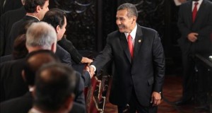 El Gobierno y los partidos acuerdan sancionar a los políticos corruptos en Perú
El presidente de Perú, Ollanta Humala (d), fue registrado este martes al saludar a diferentes líderes políticos, en el inicio de la segunda reunión convocada por el Ejecutivo con representantes de 16 partidos políticos nacionales, en Lima (Perú). EFE