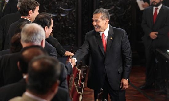 El Gobierno y los partidos acuerdan sancionar a los políticos corruptos en Perú
El presidente de Perú, Ollanta Humala (d), fue registrado este martes al saludar a diferentes líderes políticos, en el inicio de la segunda reunión convocada por el Ejecutivo con representantes de 16 partidos políticos nacionales, en Lima (Perú). EFE