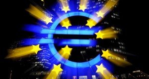 El BCE comenzará a comprar deuda el 9 de marzo y podría ampliar el programa
Imagen del signo del Euro que se refleja en frente del Banco Central Europeo (BCE) en Frankfurt Main (Alemania). EFE/Archivo