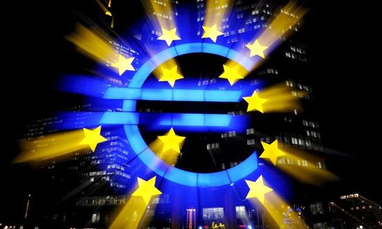 El BCE comenzará a comprar deuda el 9 de marzo y podría ampliar el programa
Imagen del signo del Euro que se refleja en frente del Banco Central Europeo (BCE) en Frankfurt Main (Alemania). EFE/Archivo