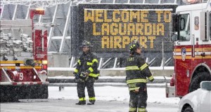 El aeropuerto LaGuardia de Nueva York reabre tras un aparatoso accidente
Dos bomberos trabajan en el exterior del aeropuerto LaGuardia de Nueva York, Estados Unidos, hoy, jueves 5 de marzo de 2015. El aeropuerto LaGuardia de Nueva York se ha visto obligado a cerrar hoy sus pistas después de que un avión tuviera problemas durante la maniobra de aterrizaje en medio del fuerte temporal de nieve que afecta a la ciudad. 
"Las pistas permanecen cerradas como parte de los procedimientos habituales en este tipo de incidentes y la Agencia de Seguridad en el Transporte ya está de camino para investigar", dijo la Autoridad Portuaria de Nueva York y Nueva Jersey en un comunicado. EFE