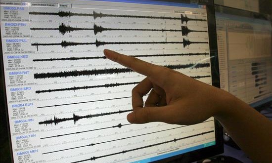 Un sismo de magnitud 5 sacude la costa norte de Perú
El temblor se registró a las 11.58 hora local (16.58 GMT) y su epicentro se localizó en el mar, a 66 kilómetros al suroeste de la ciudad de Chimbote, en la región de Áncash, con una profundidad de 37 kilómetros bajo el fondo marino. EFE/Archivo