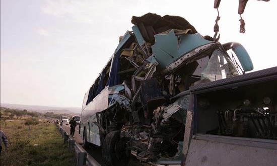El choque múltiple se produjo hacia las 04.30 horas de hoy (09.30 GMT) a la altura del kilómetro 315 de la Panamericana y también dejó decenas de heridos, según agregó el comandante de los bomberos Mario Casaretto. EFE/Archivo