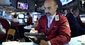 Wall Street cierra con pérdidas y el Dow Jones baja un 0,58 por ciento 
Un analista trabaja en el parqué de la Bolsa de Nueva York, Estados Unidos. EFE/Archivo