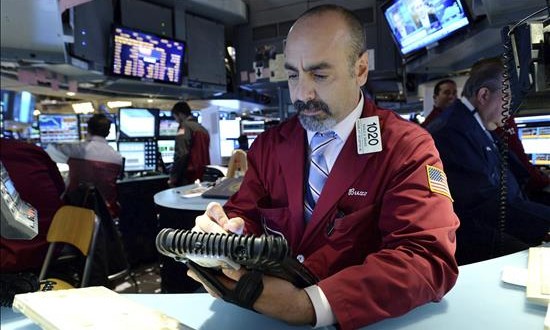 Wall Street cierra con pérdidas y el Dow Jones baja un 0,58 por ciento 
Un analista trabaja en el parqué de la Bolsa de Nueva York, Estados Unidos. EFE/Archivo