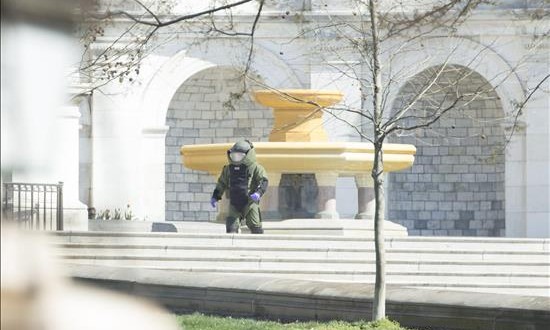 Tras oírse un tiro en sus inmediaciones Un miembro del escuadrón antibombas acude al lugar donde se encontró un paquete sospechoso cerca al Capitolio de EE.UU.