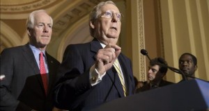 El senador republicano Mitch McConnell (c) habla junto al senador por Texas John Cornyn (i) durante una rueda de prensa después de un almuerzo sobre políticas republicanas hoy, martes 19 de mayo de 2015, en el Capitolio de Washington, DC (EE.UU.). El senado espera votar esta semana la Autoridad de Promoción de Comercio (TPA, en inglés), un proyecto que permitirá a la autoridad presidencial presentar ante la Cámara y el Senado proyectos de comercio internacional para que de inmediato sean votados. EFE