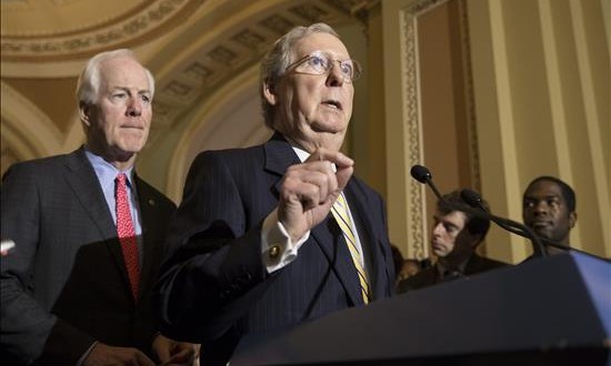 El senador republicano Mitch McConnell (c) habla junto al senador por Texas John Cornyn (i) durante una rueda de prensa después de un almuerzo sobre políticas republicanas hoy, martes 19 de mayo de 2015, en el Capitolio de Washington, DC (EE.UU.). El senado espera votar esta semana la Autoridad de Promoción de Comercio (TPA, en inglés), un proyecto que permitirá a la autoridad presidencial presentar ante la Cámara y el Senado proyectos de comercio internacional para que de inmediato sean votados. EFE
