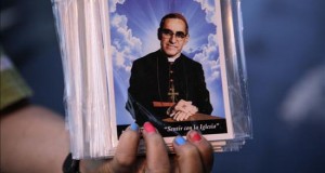 Cientos de devotos del mártir salvadoreño Óscar Arnulfo Romero inician una procesión, en el marco de las actividades previas a la beatificación, mañana, del asesinado monseñor en San Salvador