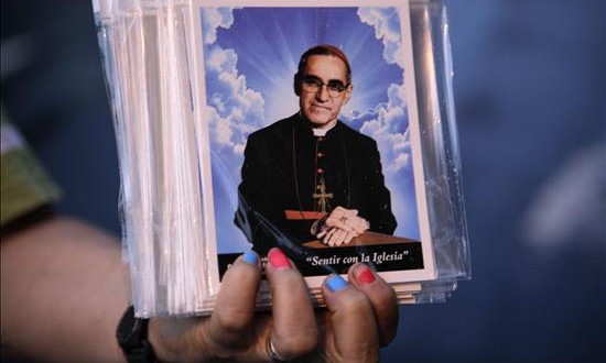 Cientos de devotos del mártir salvadoreño Óscar Arnulfo Romero inician una procesión, en el marco de las actividades previas a la beatificación, mañana, del asesinado monseñor en San Salvador