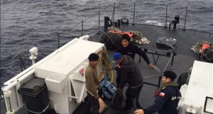 Fotografía cedida por la Armada de Chile este domingo 24 de mayo de 2015, del rescate de cuatro pescadores peruanos que llevaban cinco días a la deriva en una pequeña embarcación en alta mar frente a las costas de Antofagasta, al norte de Chile, según informó hoy la institución