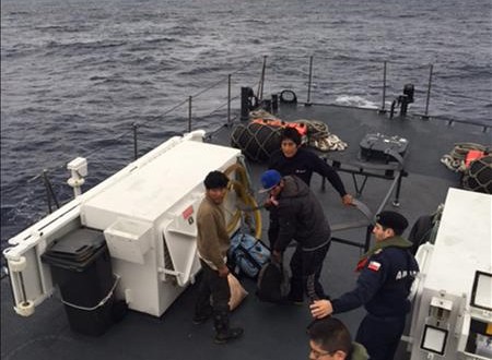 Fotografía cedida por la Armada de Chile este domingo 24 de mayo de 2015, del rescate de cuatro pescadores peruanos que llevaban cinco días a la deriva en una pequeña embarcación en alta mar frente a las costas de Antofagasta, al norte de Chile, según informó hoy la institución