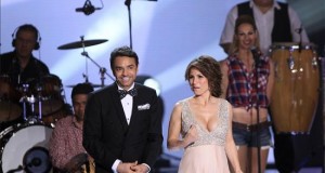 Los Premios Platino aterrizan en la meca del cine para anunciar sus nominados
El actor y director mexicano Eugenio Derbez y su esposa Alexandra Rosaldo, durante la entrega de los premios Platino de Cine Iberoamericano, en el teatro Anayansi de Ciudad de Panamá (Panamá