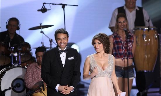 Los Premios Platino aterrizan en la meca del cine para anunciar sus nominados
El actor y director mexicano Eugenio Derbez y su esposa Alexandra Rosaldo, durante la entrega de los premios Platino de Cine Iberoamericano, en el teatro Anayansi de Ciudad de Panamá (Panamá